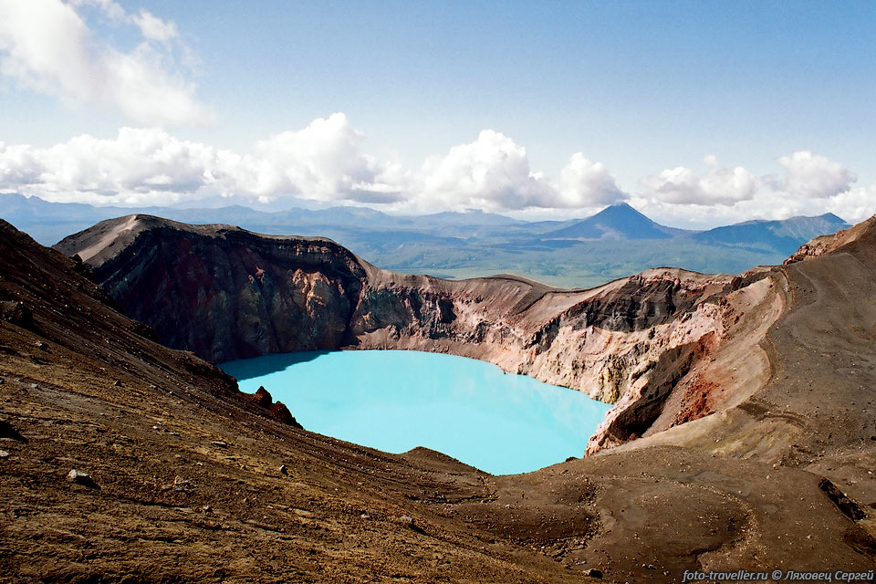 Панорама озера Пересыхающего, действующего вулкана Карымский и 
потухшего вулкана Двор