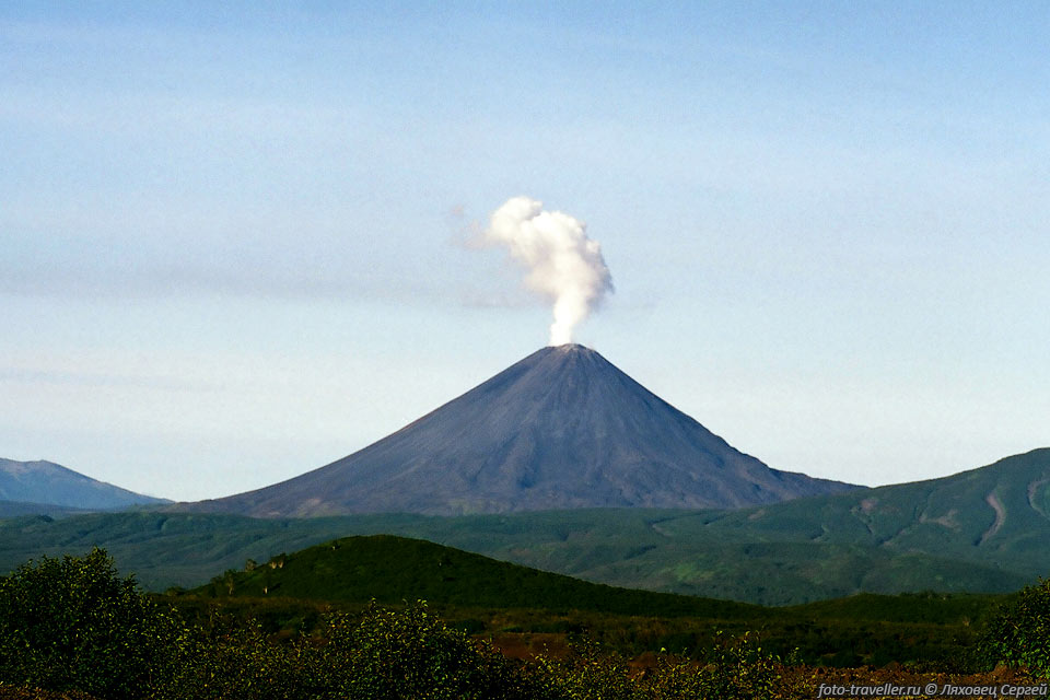 Выброс вулкана Карымский