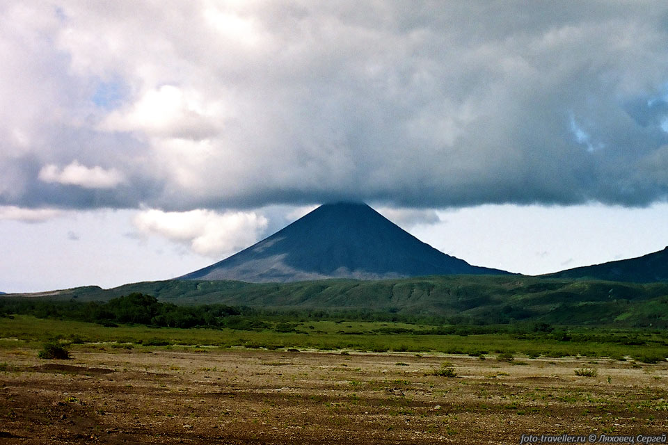 Вулкан Карымский поддерживает небо.