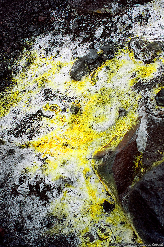 Корка серы возле фумарол на вершине вулкана Карымский