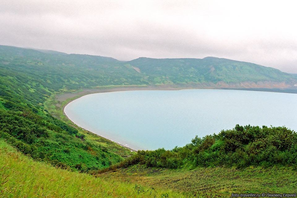 Полуостров в виде серпа в озере Карымском окружает центр происшедшего 
недавно извержения 