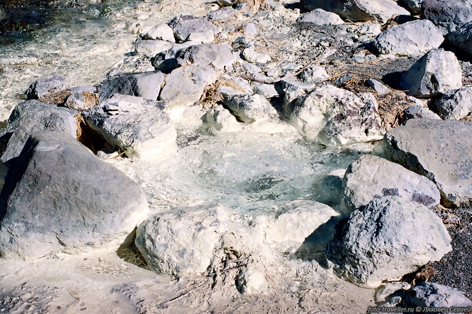 Холодные Чистинские нарзаны. 
Прозрачная, холодная, пахнущая серой вода выбивается в нескольких местах вдоль реки.