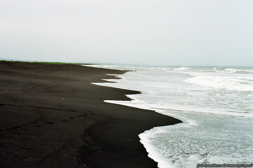 Берег Тихого океана. 
Черный пляж из вулканических пород.