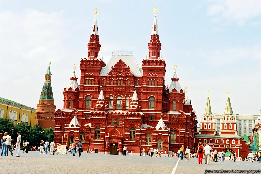 В Петропавловск-Камчатский летели из Киева с пересадкой в
Москве. В Шереметьево-1 были очень большие очереди на досмотр, и до окончания 
регистрации мы пройти не успели. Компания Аэрофлот поселила нас в гостиницу 
Шеротель 4* прямо возле аэропорта, билеты переделали на 2 дня позже. Судя по 
всему это теперь обычное дело, таких как мы много было.