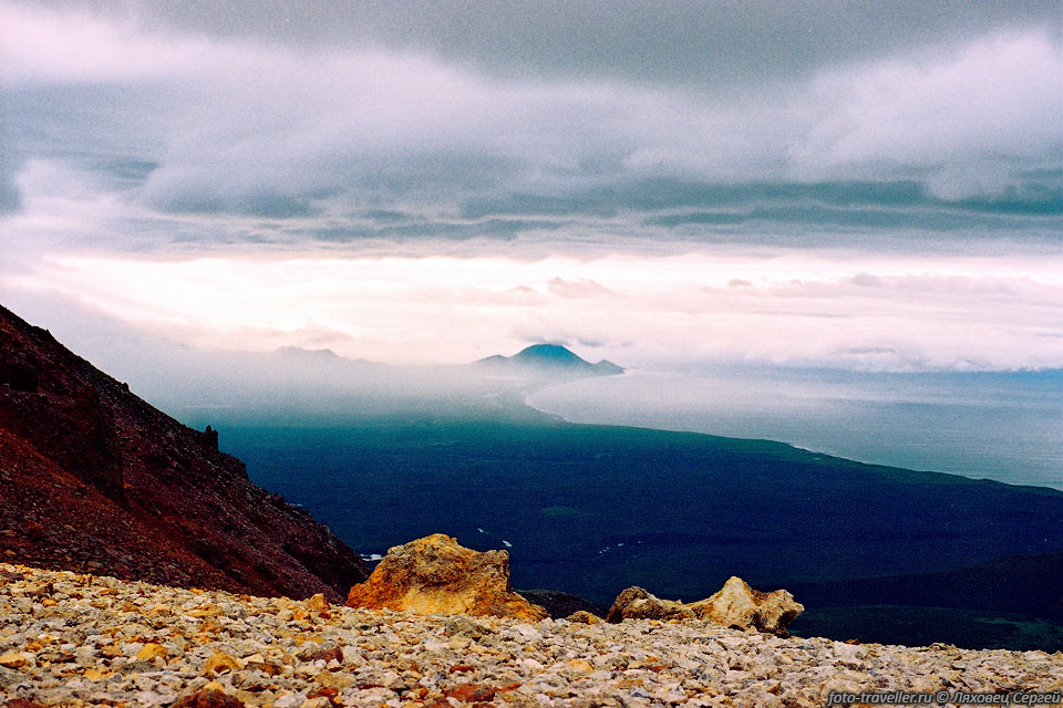 На горизонте виден мыс Лопатка - крайняя южная точка 
полуострова Камчатка