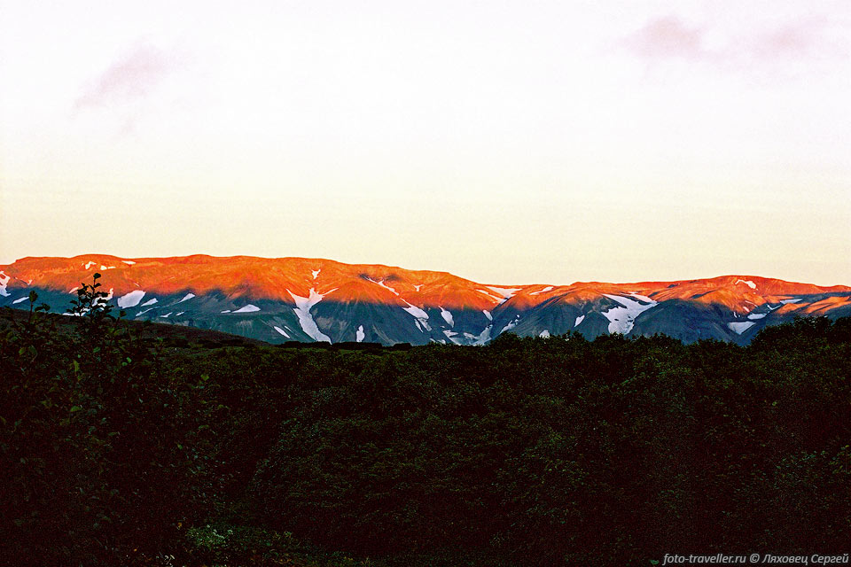 Заходящее солнце освещает борт кальдеры вулкана Ксудач