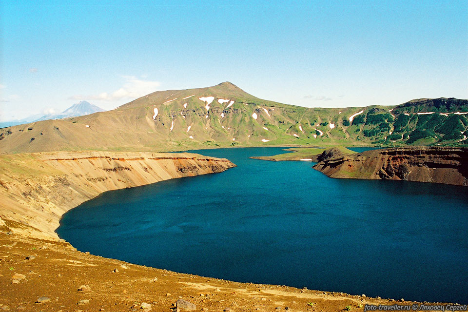 Кратер Штюбеля, заполненный одноименным озером. 
На заднем плане гора Каменистая - высшая точка борта кальдеры с севера.