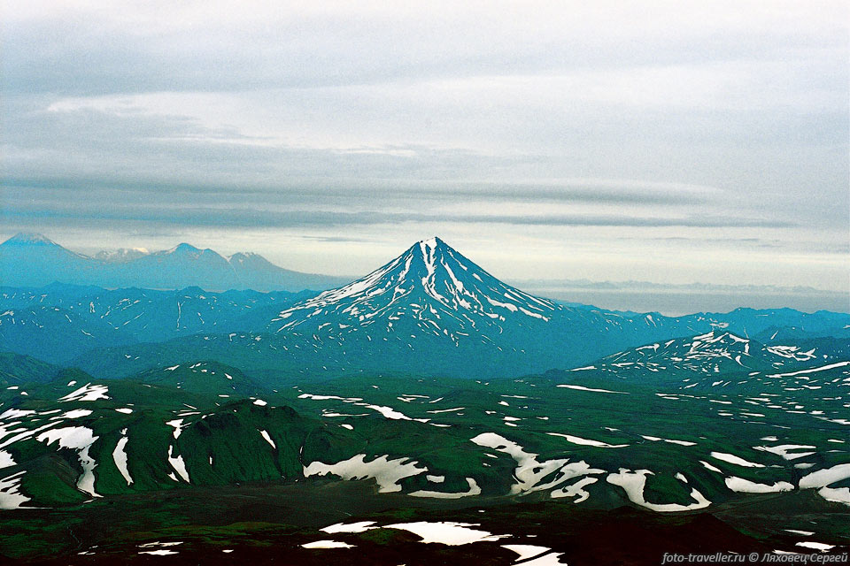 Поднимается красивый правильный конус Вилючинского вулкана 
высотой 2175 м.