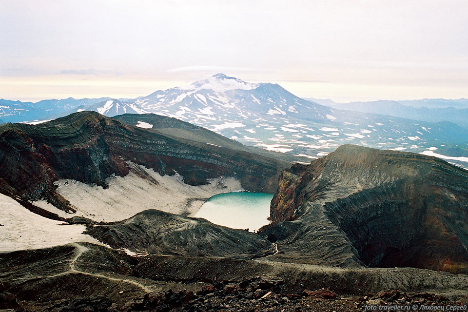 Кратер Голубое озеро вулкана Горелого. На заднем плане вулкан 
Мутновский.