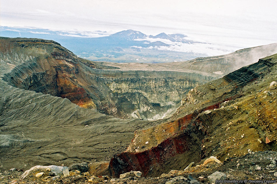Активный кратер вулкана Горелого. 