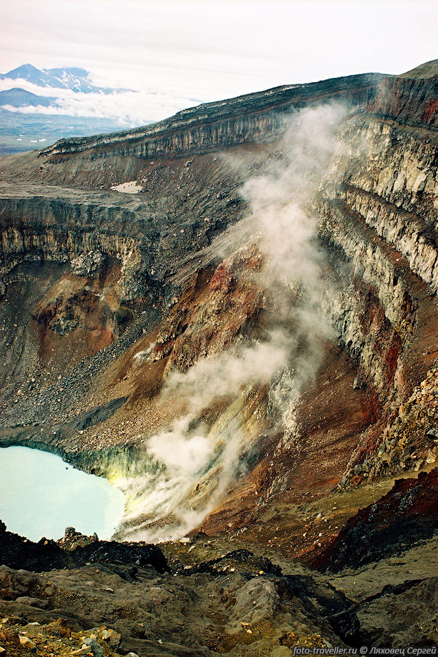 Дымят фумаролы активного кратера вулкана Горелого
