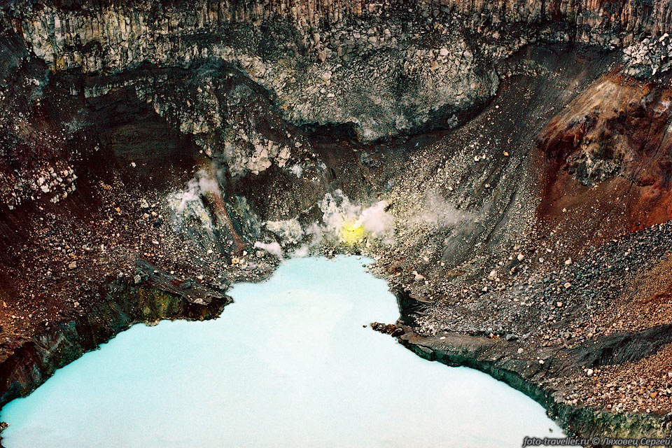 Фумаролы возле берега озера в активном кратере вулкана 
Горелого