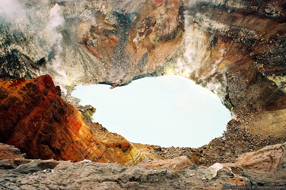 Активный кратер
