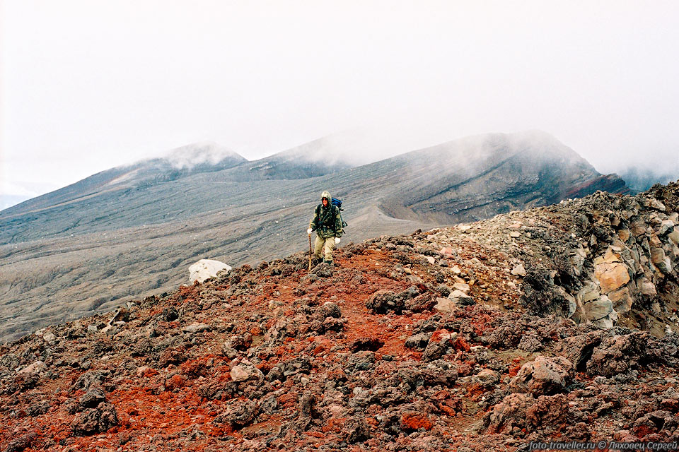Спуск с вулкана Горелого в сторону вулкана Мутновского
