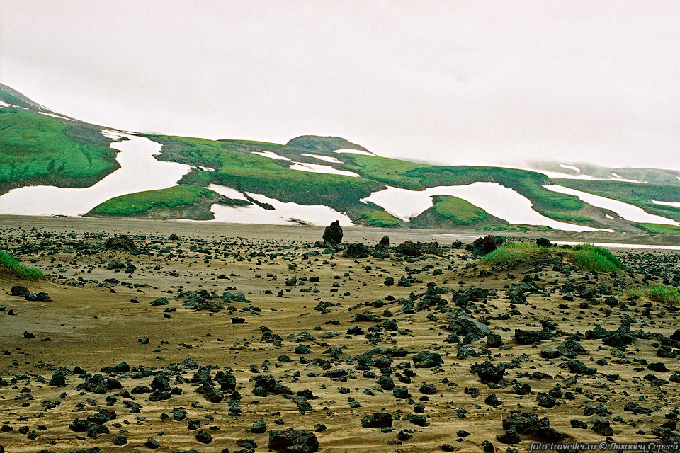 Русло реки Освистанная, протекающей между вулканом Горелым и 
сопкой Двугорбой. 
На дне вулканический песок с глыбами шлака.