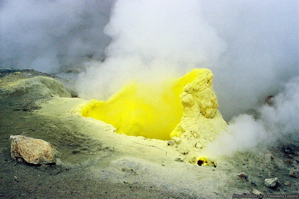 Фумарола с отложениями серы Верхнего фумарольного поля 
северо-восточного кратера вулкана Мутновский.