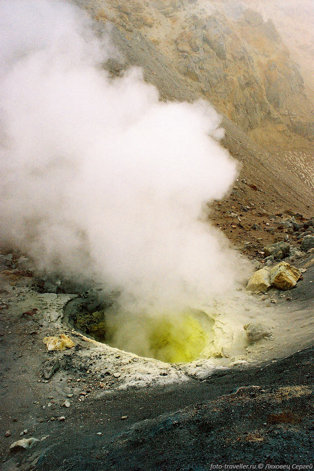 Жерло фумаролы Верхнего фумарольного поля северо-восточного 
кратера вулкана Мутновский