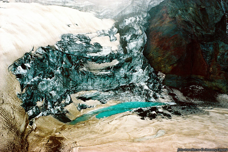 Озеро Зеленое в юго-западном кратере вулкана Мутновского.