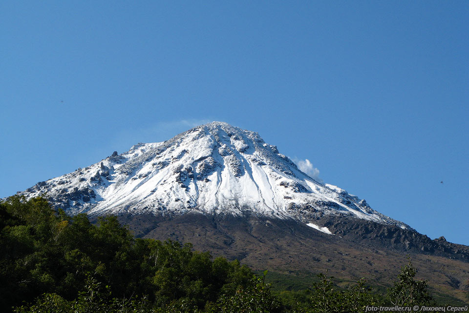 Конус вулкана Кизимен (2376 м).