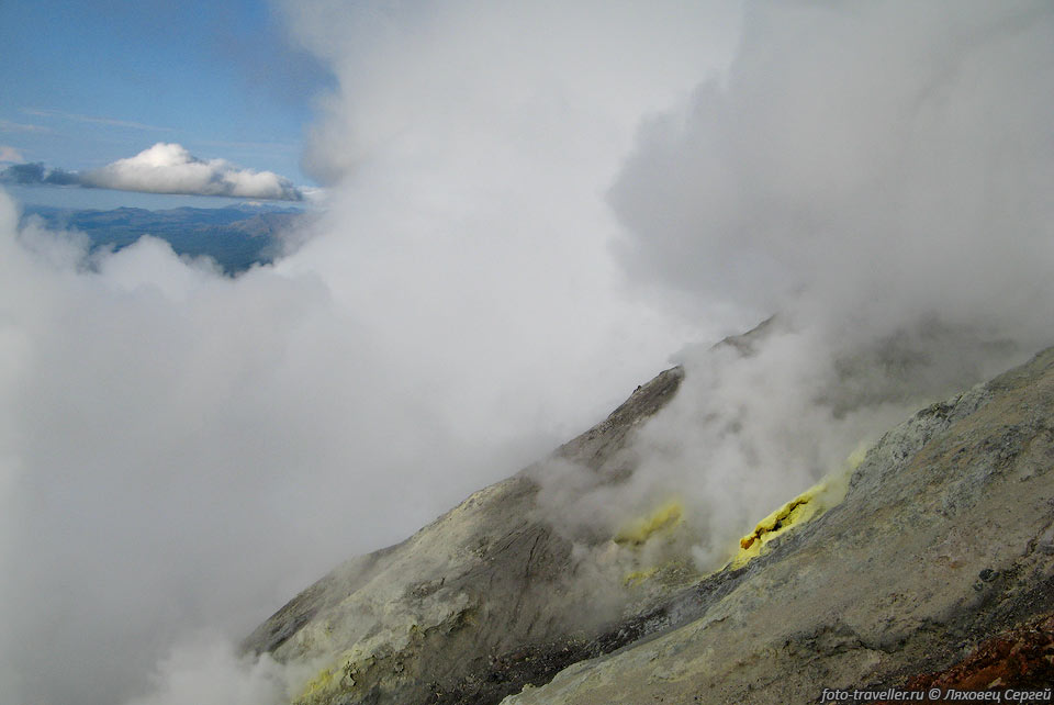 Группа сильных фумарол прорезает склон вулкана Кизимен северо-западнее 
вершины, на высоте примерно 2000 м.
Из нескольких расщелин с сильным шумом вырываются богатые сероводородом и сернистым 
газом водяные пары.