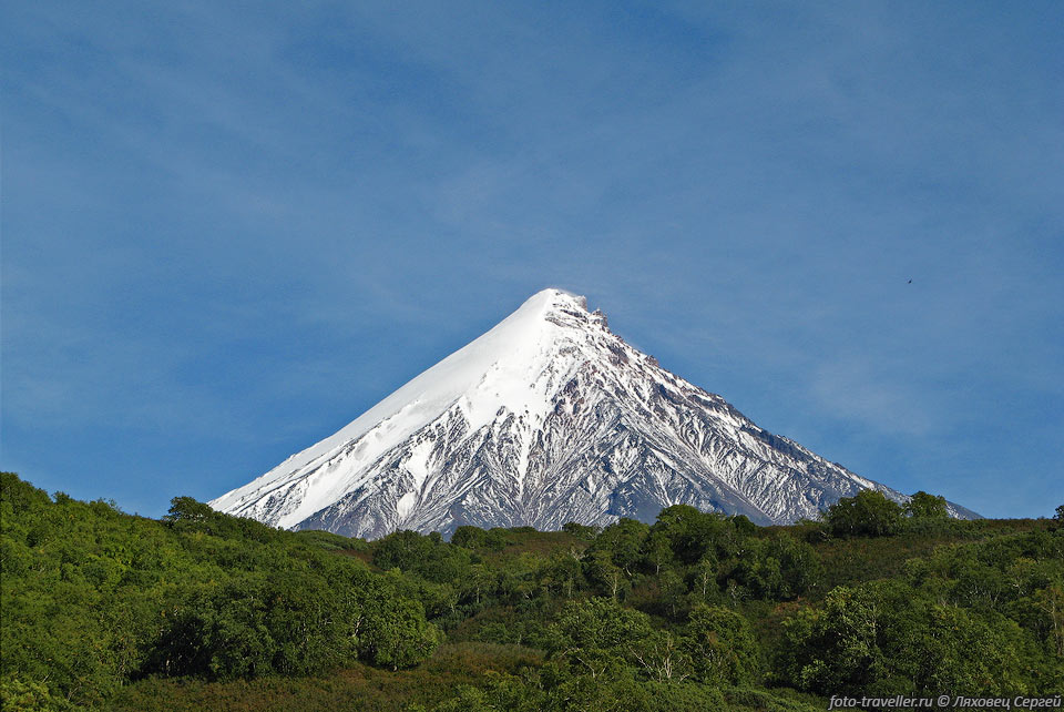 Ледник покрывает северную часть верхушки конуса вулкана Кроноцкий.