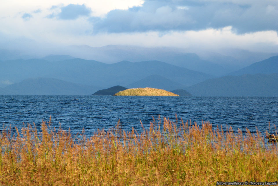 Остров Зеленый ярко выделяется на глади Кроноцкого озера.
Правда осенью этот остров совсем не зеленый.