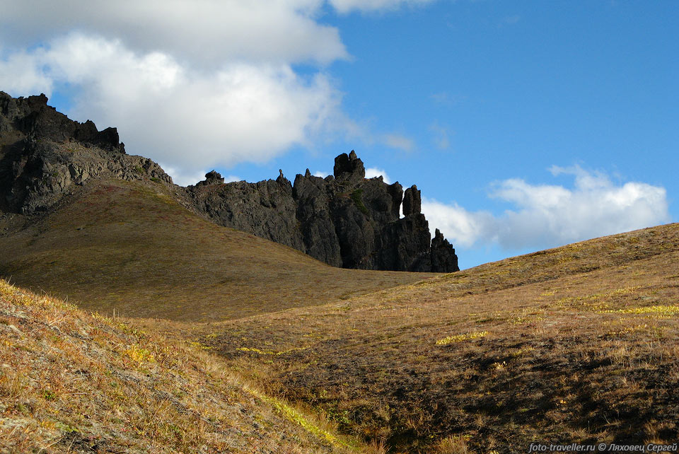 Обрывистые скалы края кальдеры вулкана Крашенинникова