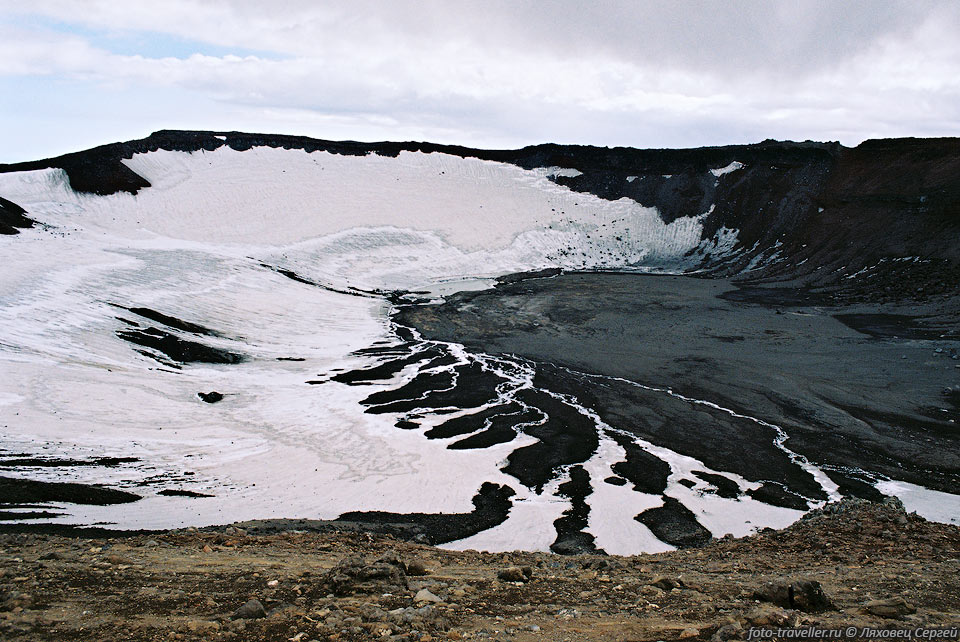 В южном конусе вулкана Крашенинникова имеется большой кратер

около 800 м в поперечнике и до 80 м глубиной, на дне которого виднеется жерло