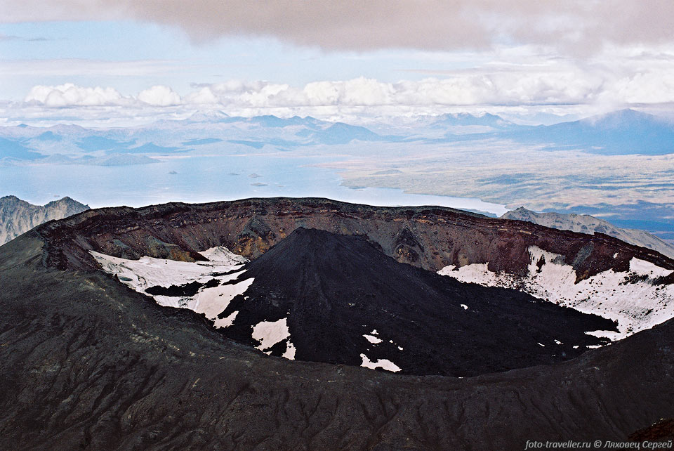 Кратер в северном конусе вулкана Крашенинникова имеет диаметр 
около 1,5 км