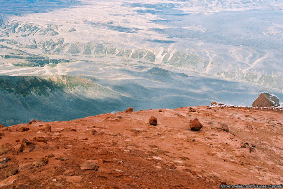 Вид с кромки кратера вулкана Кихпиныч.