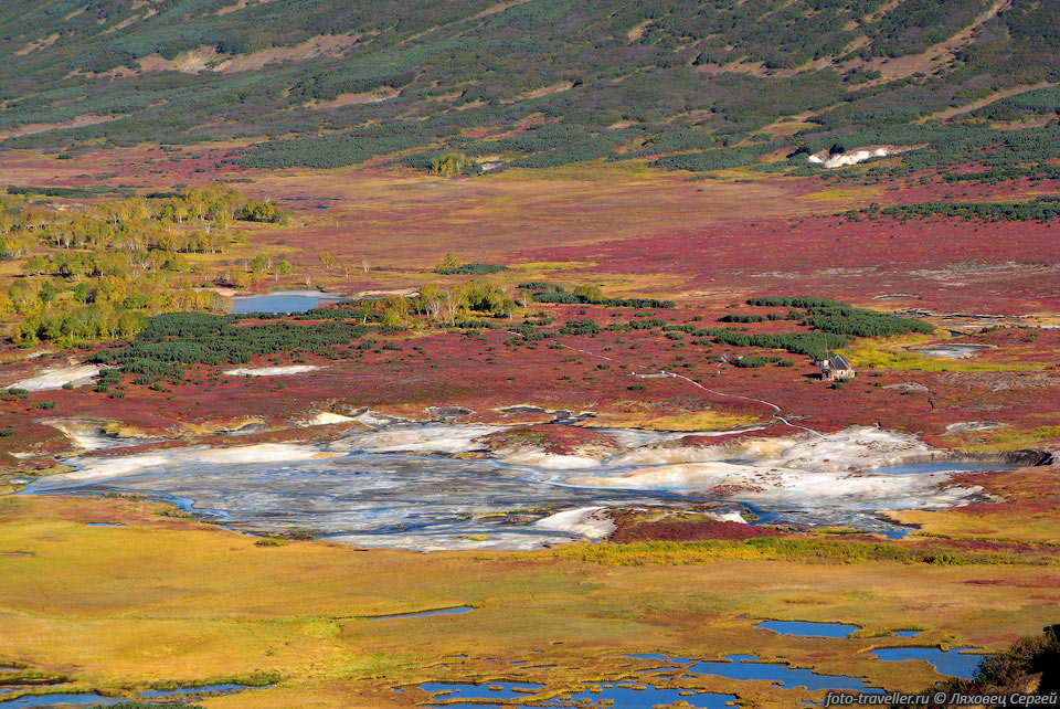 Первый участок Восточного термального поля кальдеры Узон 
сверху смотрится гигантским сказочным ковром самых разнообразных расцветок.