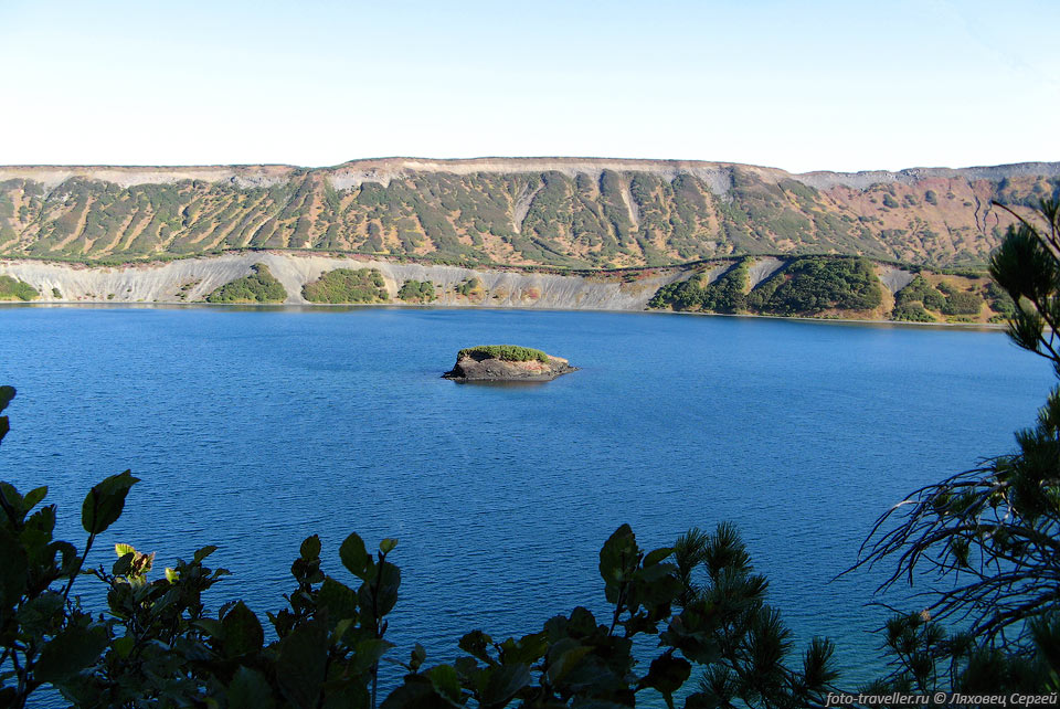 В кальдере Узон расположена одна из крупнейших на Камчатке воронок 
взрыва диаметром 1,65 км, 
заполненная озером Дальним. 