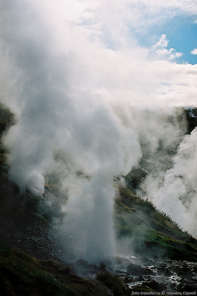 Во время извержения гейзер Великан дает чрезвычайно много воды.