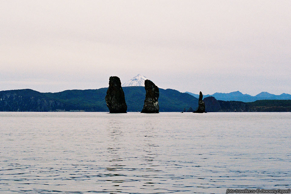 Вид на скалы Три Брата с ближайшей точки на берегу