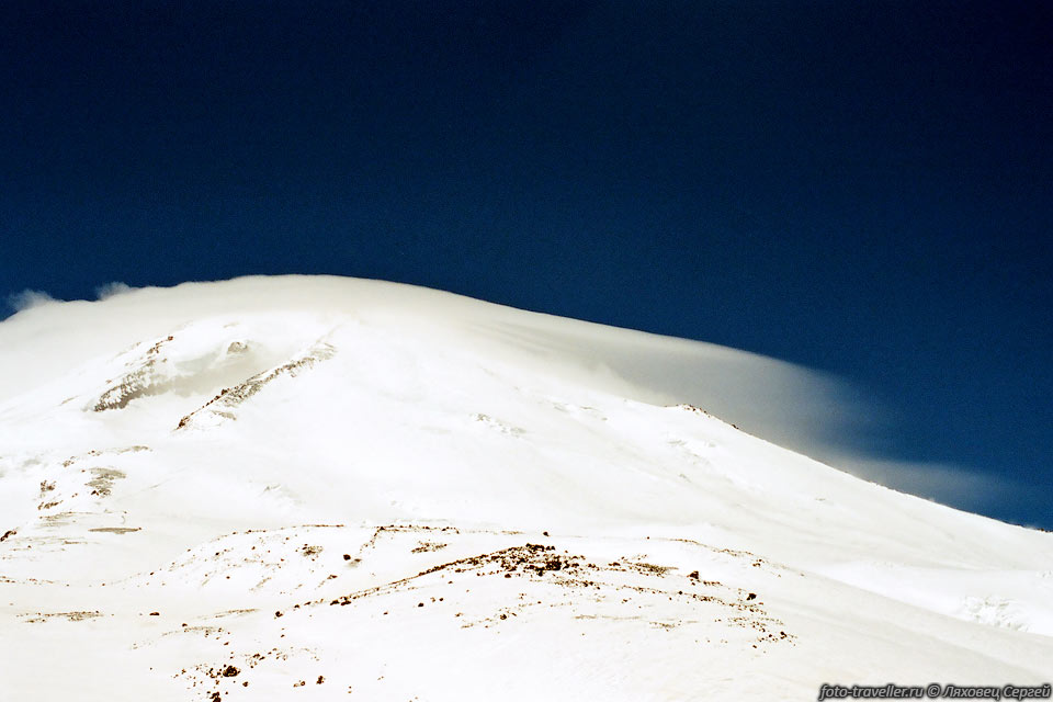 Гора Эльбрус.
Ветер несет снег на сотни метров в сторону.