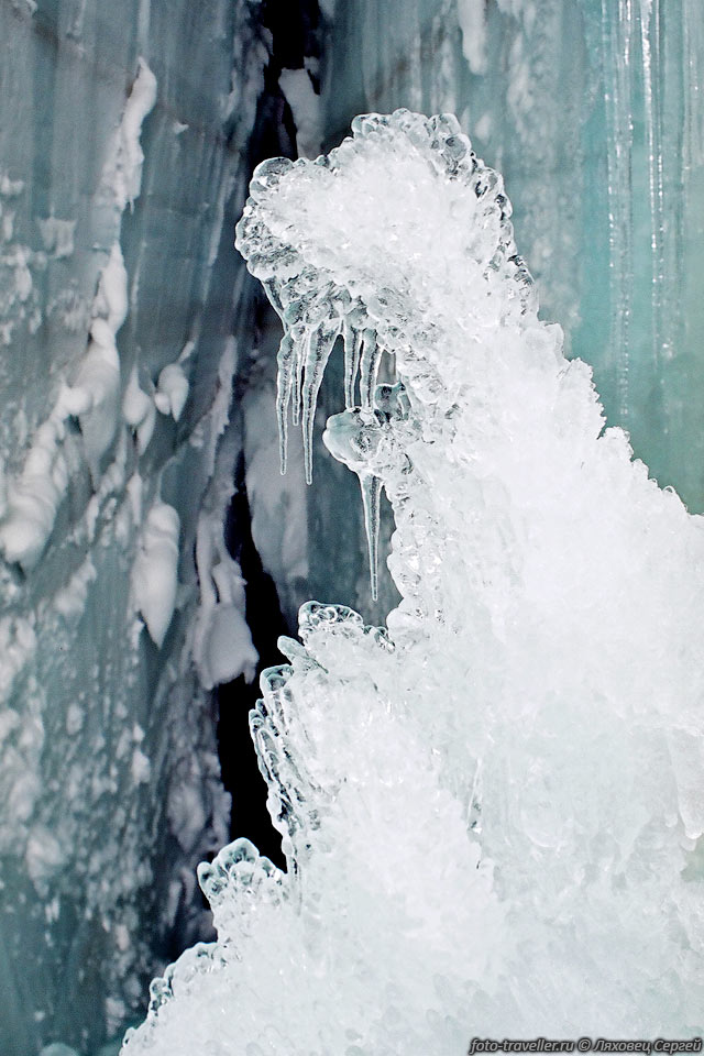 Причудливые натеки из льда. 
Каждый год красота полностью преображается. 
Во льду не бывает постоянных пещер.