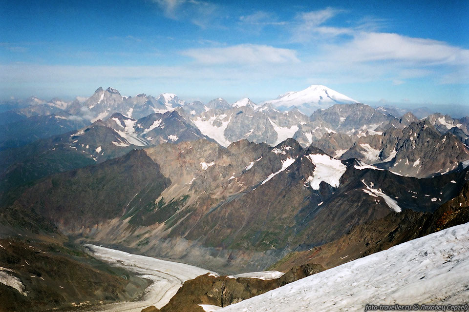 Слева видна двуглавая Ушба, справа снежный конус Эльбруса