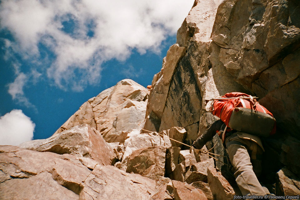 Вверх по скалам с рюкзаком - это не скалолазание. 
Перевал Семеновского.