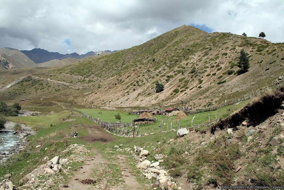 Домики пастухов в долине реки Кыртык