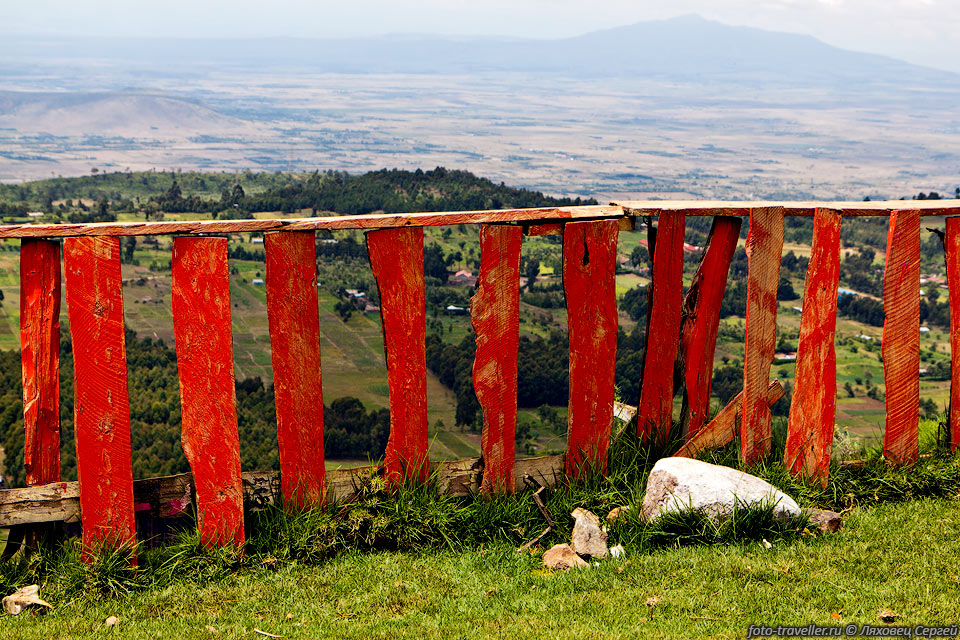 Красный забор над Рифтовой долиной.