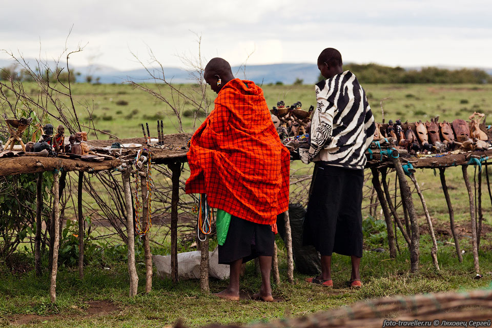 Столы из навоза с сувенирами для туристов 
расположены возле масайской деревни