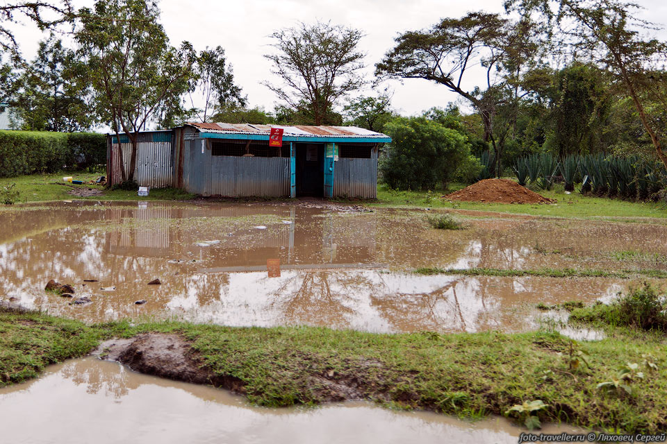 Местность возле озера Виктория подтоплена водой. 
Деревня Нуанганде (Nuangande). К домам не пройти.