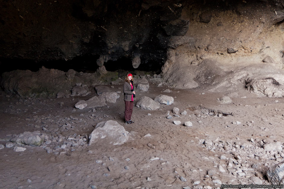 Пещера-грот Чепнялил (Chepnyalil Cave).
В пещеру от дороги ведет тропинка. Размер грота 26х54 метра. Тут на Настю напали 
муравьи.