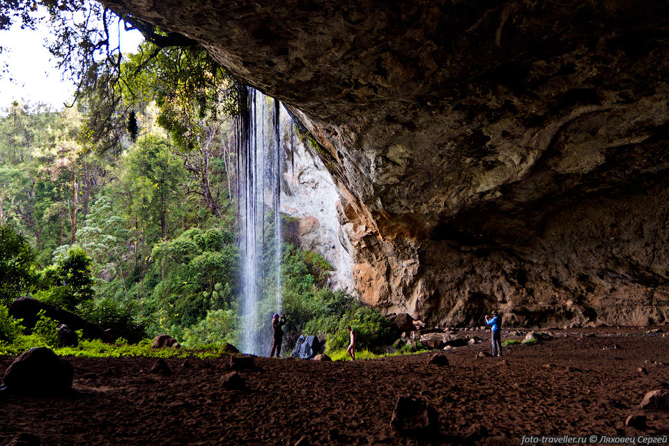 Пещера-грот Мацкингены (Mackingeny Cave) имеет длину 250 м.
С козырька грота падает красивый водопад.
