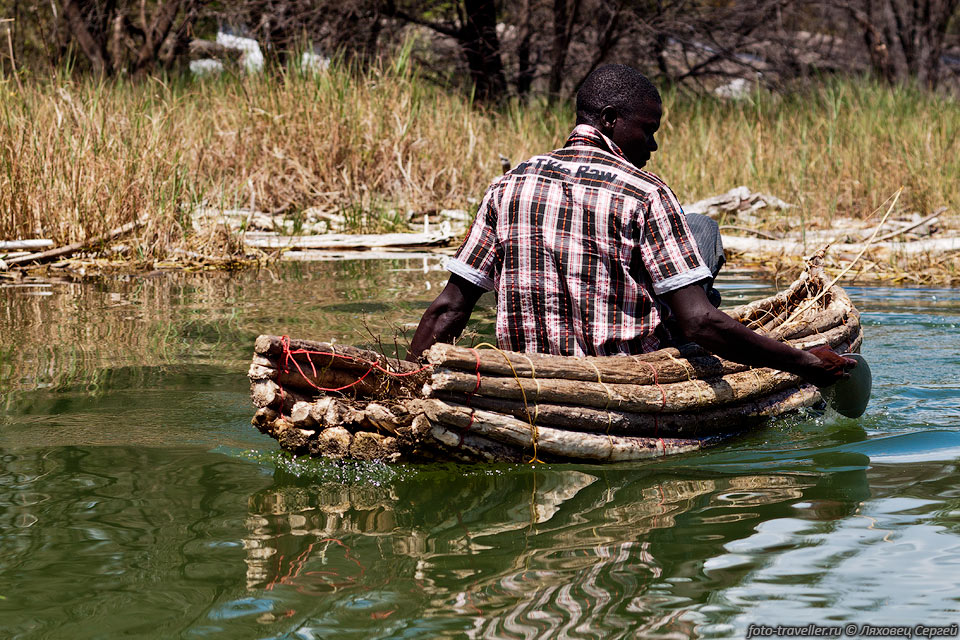 Рыбаки на лодочках из смотанных палок ловят рыбу.
Лодки делают из специальной легкой древесины, которая растет в этом районе.