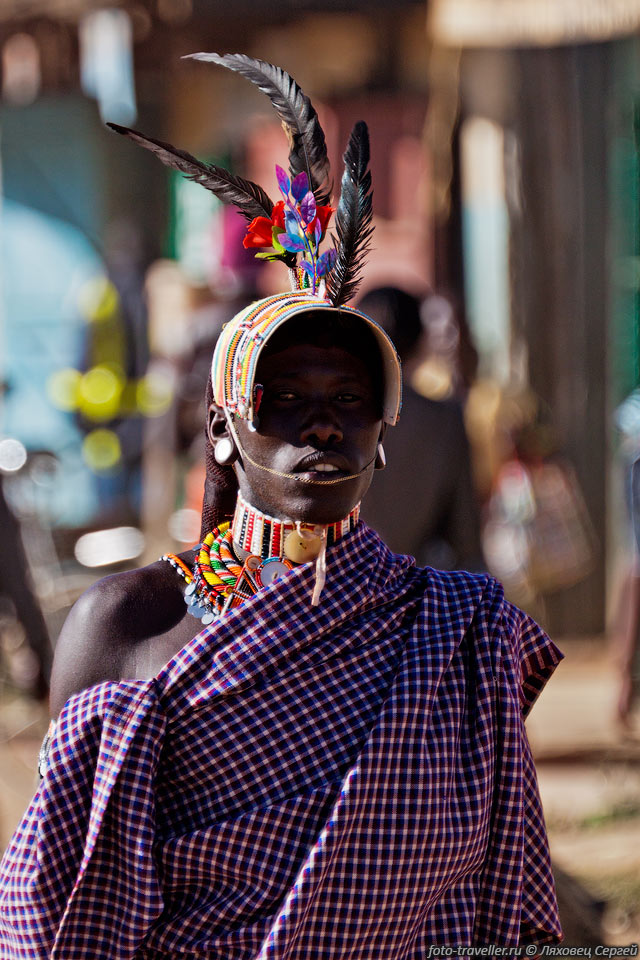 Племя Самбуру (Samburu) имеет 
общие корни с племенем масаи.
Эти племена пришли на земли нынешней Кении столетия назад с севера. 
Люди племени самбуру заняли северные земли Кении, а племя масаи заняли южные земли.