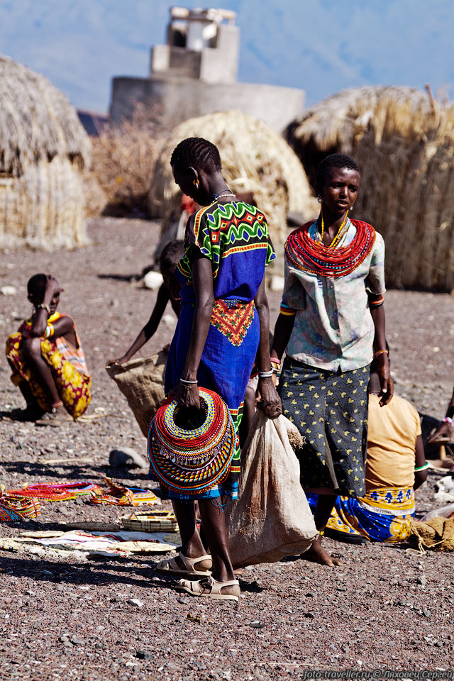 Когда приходят туристы, женщины племени организуют небольшой рынок 
и пытаются продать всякие сувениры.
В основном это всякие украшения и изделия из подручных материалов.