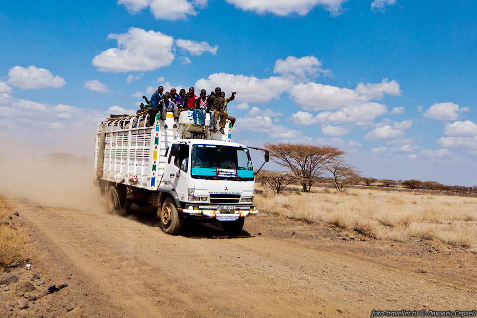 Общественный транспорт на севере Кении даже существует 
- изредка ездит большой грузовик, в который набивается много людей.
Но без своей хорошей машины тут конечно делать нечего.