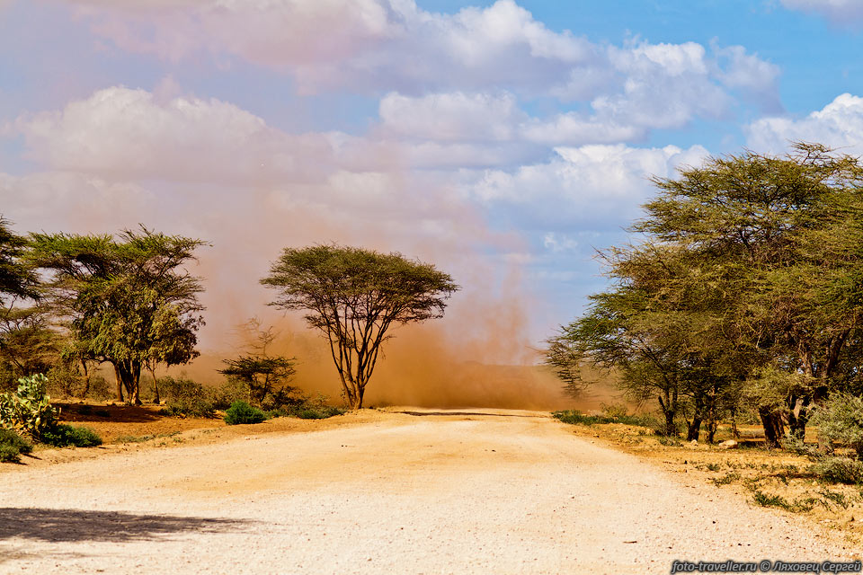 Вдоль трассы А2 в пустыне Каисут (Kaisut Desert) можно 
наблюдать пыльные вихри.