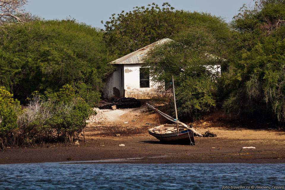 Домик в проливе, отделяющем остров Манда от материка